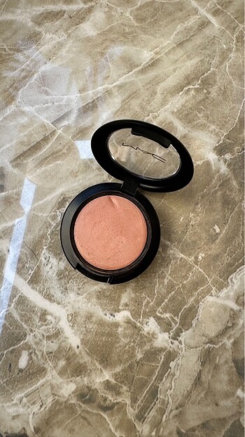 MAC MAC CREAM COLOUR BASE / AYDINLATICI BAZ A92 buzlu ışıltılı yumuş