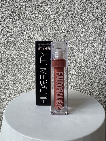 HUDA BEAUTY Sahte Dolgu - Gloss Haute Brilliance