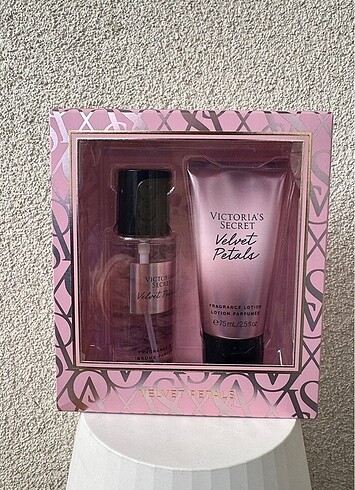 VİCTORIA'S SECRET Velvet Petals Mini Vücut Spreyi & Losyonu Set