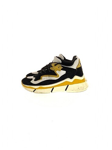PreLoved Spor Ayakkabı %70 İndirimli.
