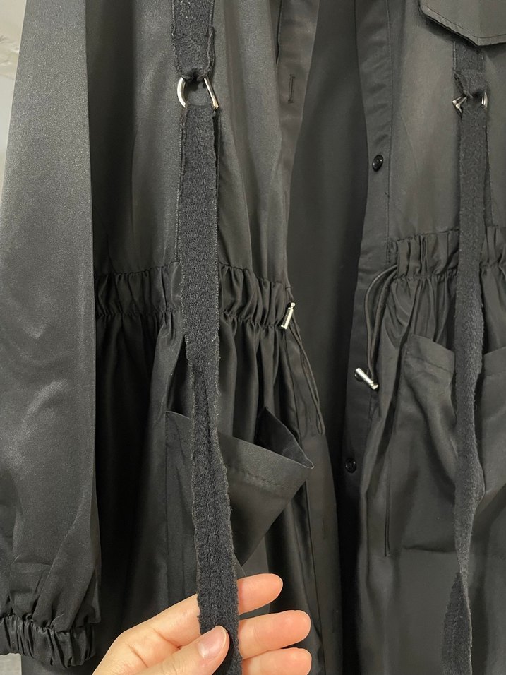 Gri Uzun Kadın Yağmurluk Pliseli Detaylı - Görsel 3