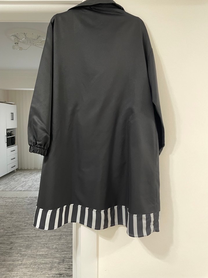 Gri Uzun Kadın Yağmurluk Pliseli Detaylı - Görsel 5