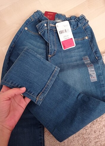 Kız kot pantolon etiketli 