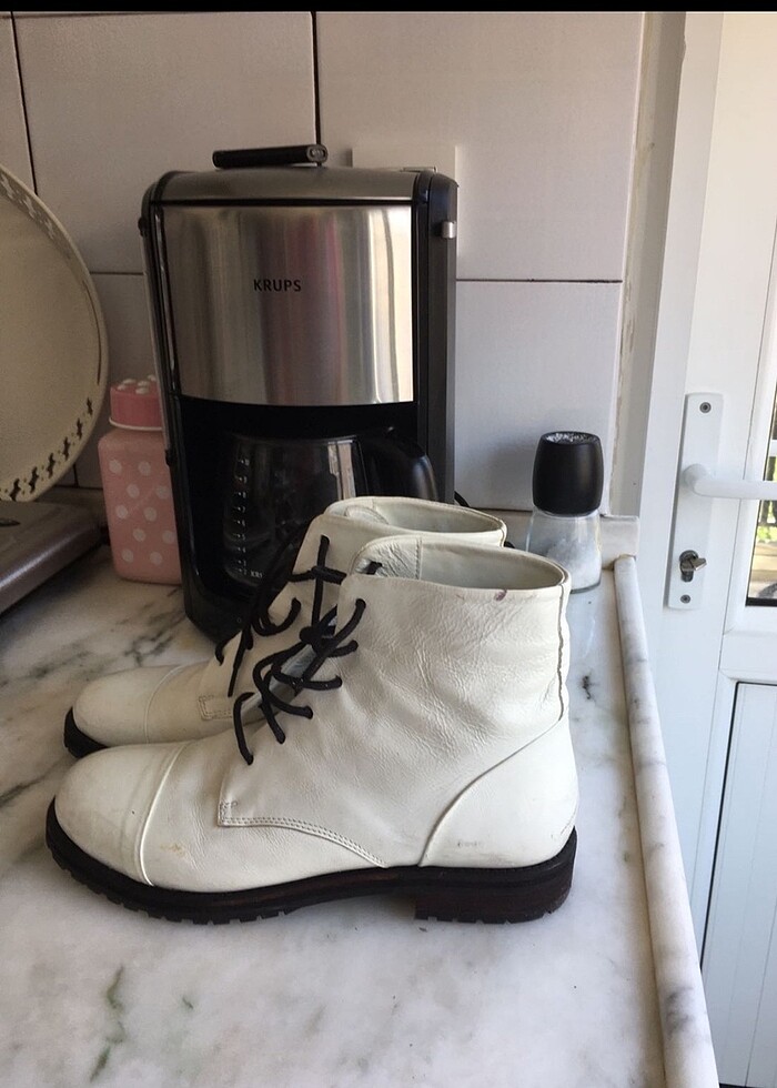 Elle beyaz bot - Görsel 2