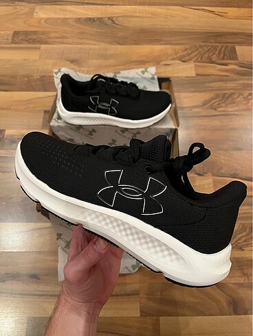 Nike UA Charged Pursuit 3 Big Logo