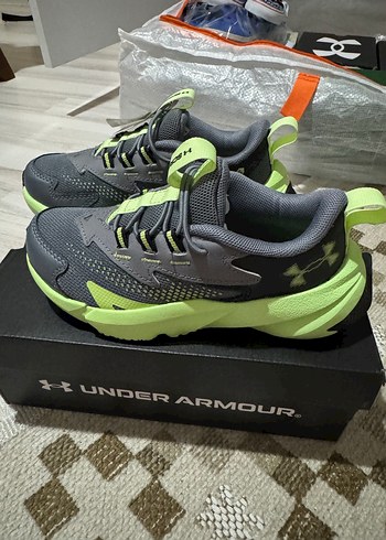 28 Beden gri Renk GUnder Armour Spor Ayakkabı