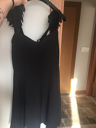 Omuz detaylı siyah elbise
