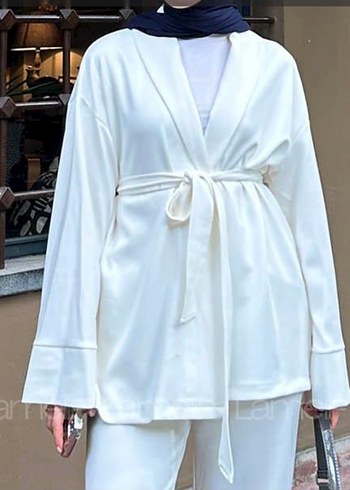Beyaz Kuşaklı Kadın Kimono