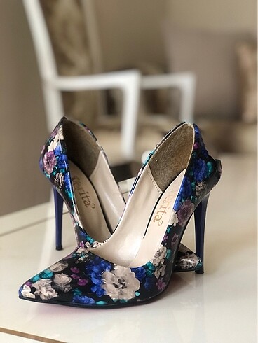 Çiçek desenli stiletto