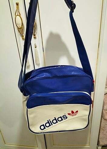 Adidas canta