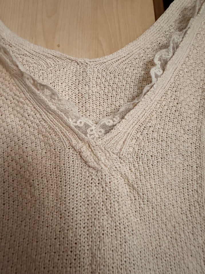 V Yakalı Bej Kadın Kazak - Görsel 2