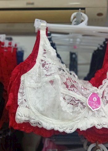 Kırmızı Dantel Desenli Göğüs Koruğu - Görsel 3