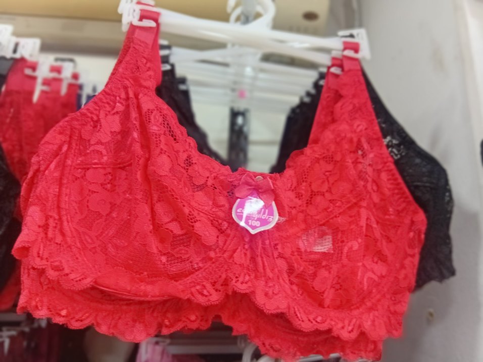 Kırmızı Dantel Desenli Göğüs Koruğu - Görsel 2