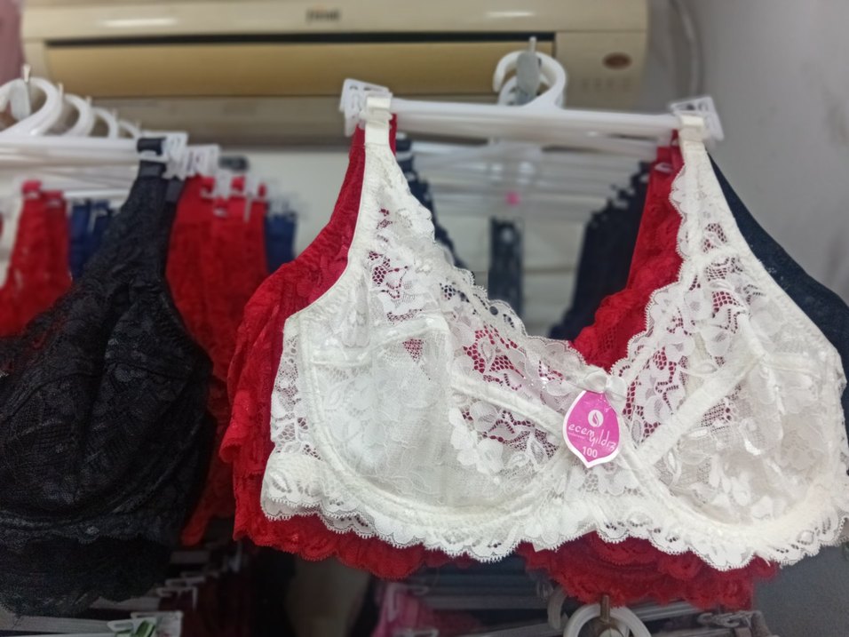 Kırmızı Dantel Desenli Göğüs Koruğu - Görsel 3