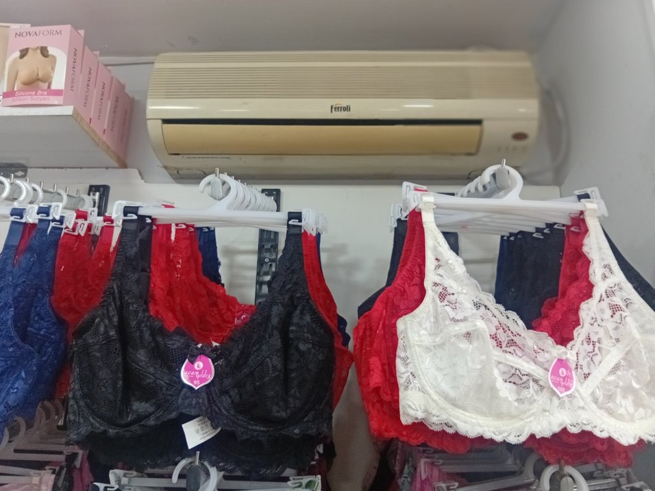 Kırmızı Dantel Desenli Göğüs Koruğu - Görsel 4