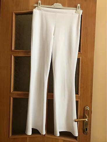 Beyaz yüksek bel beli lastikli ispanyol paça pantolon