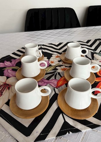 Beyaz Seramik Kahve Fincanı ve Ahşap Tabak - Görsel 4