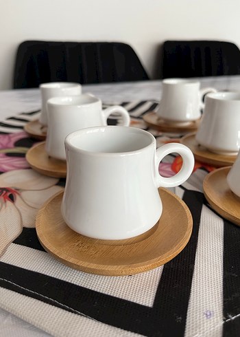 Beyaz Seramik Kahve Fincanı ve Ahşap Tabak - Görsel 2