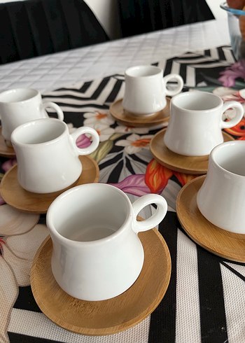 Beyaz Seramik Kahve Fincanı ve Ahşap Tabak - Görsel 3