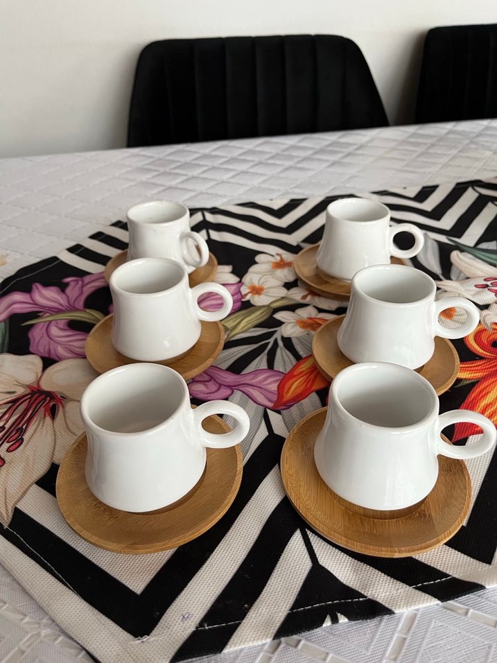 Beyaz Seramik Kahve Fincanı ve Ahşap Tabak - Görsel 4