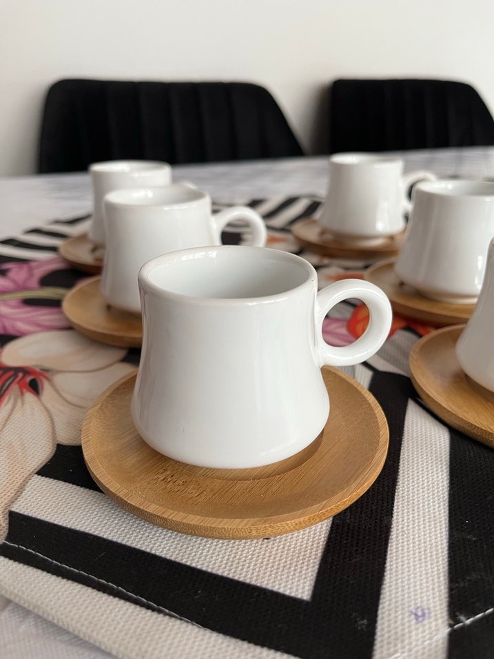 Beyaz Seramik Kahve Fincanı ve Ahşap Tabak - Görsel 2