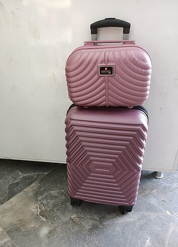 4 tekerlekli küçük boy bavul ve makyaj çantası