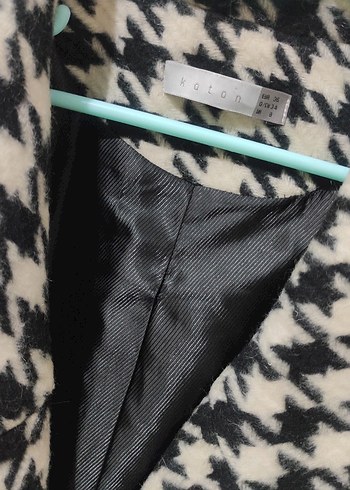 Düğmeli Siyah Beyaz Kaban - Görsel 3