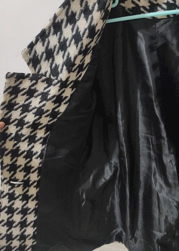 Düğmeli Siyah Beyaz Kaban - Görsel 2