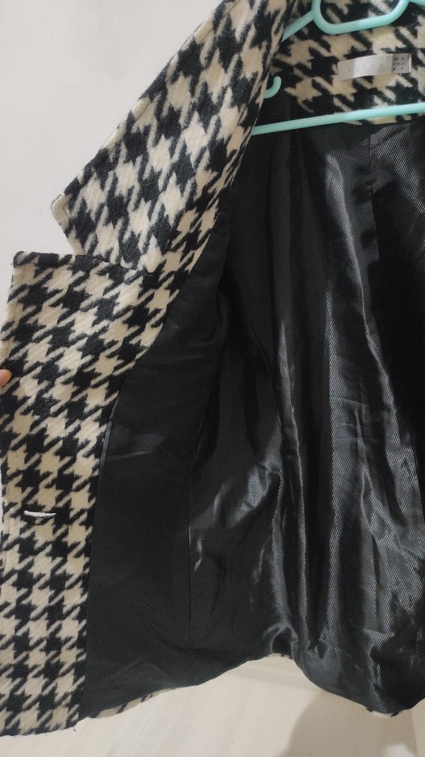 Düğmeli Siyah Beyaz Kaban - Görsel 2