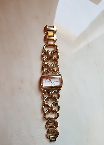 Dkny saat