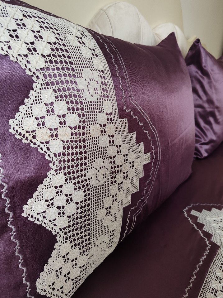 İşlemeli Parlak Mor Yatak Örtüsü - Görsel 2