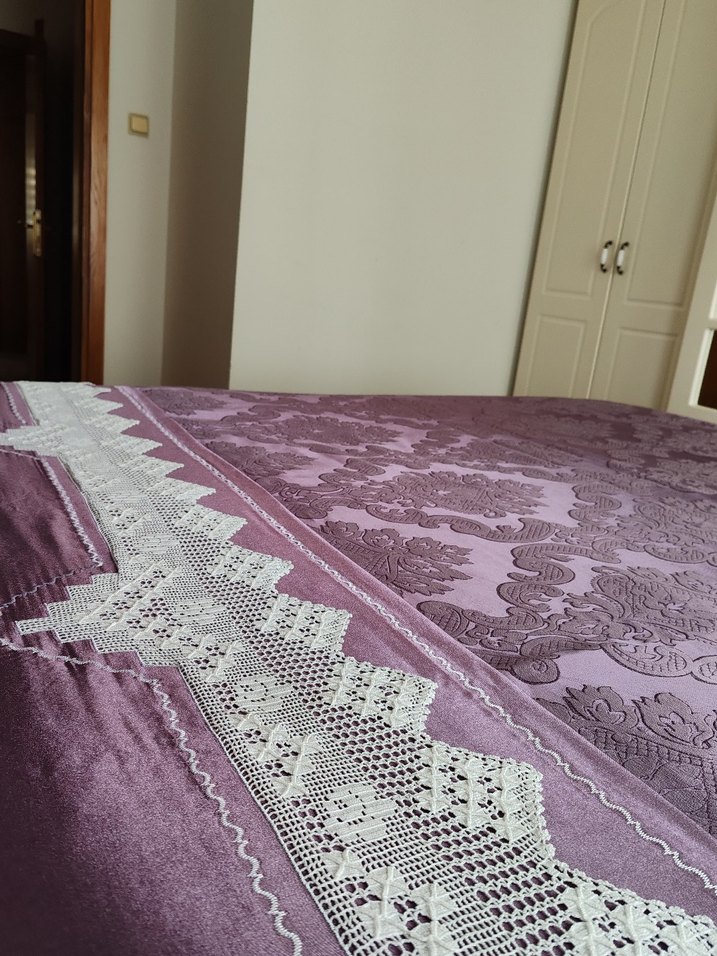 İşlemeli Parlak Mor Yatak Örtüsü - Görsel 3