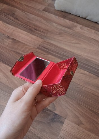 Nakışlı Kırmızı ruj kutusu