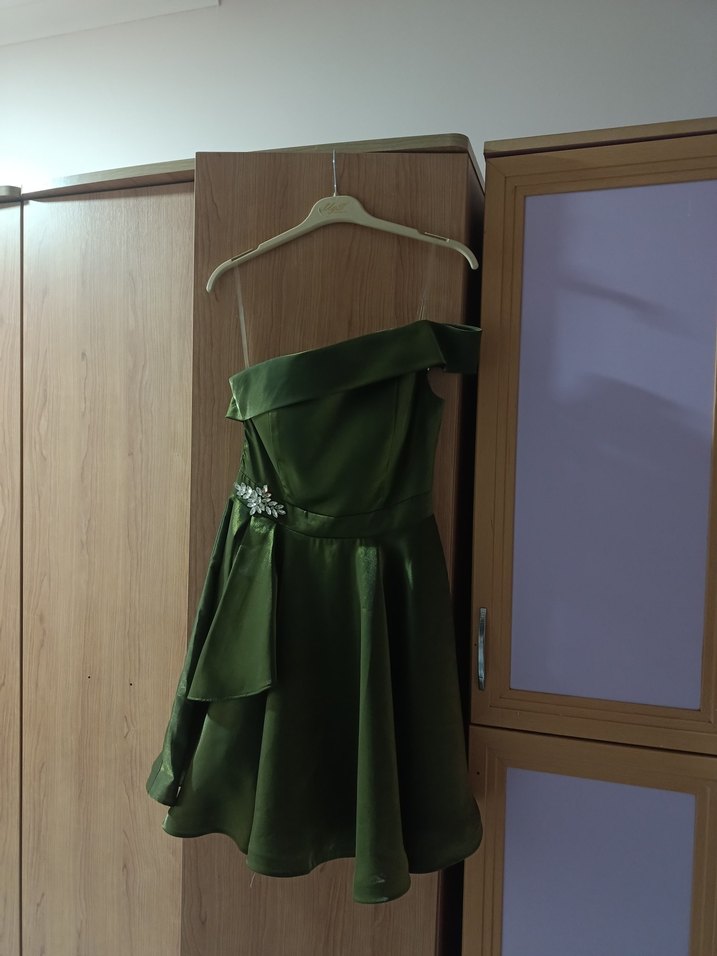 Mezuniyet elbisesi yeşil kısa taşlı - Görsel 2