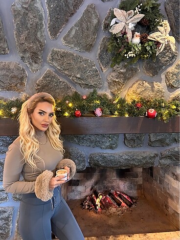 Kolları kürklü bodysuit