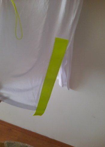 Beyaz Drapeli Kısa Kollu Tişörtü - Görsel 4