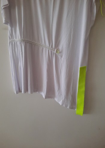 Beyaz Drapeli Kısa Kollu Tişörtü - Görsel 5