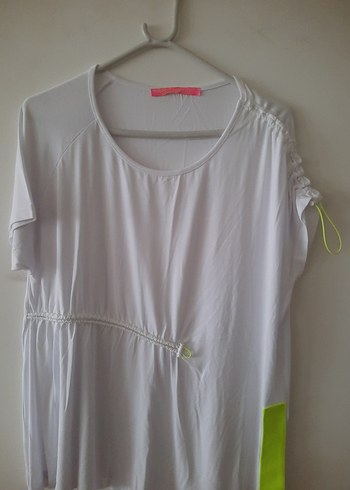 Beyaz Drapeli Kısa Kollu Tişörtü - Görsel 2