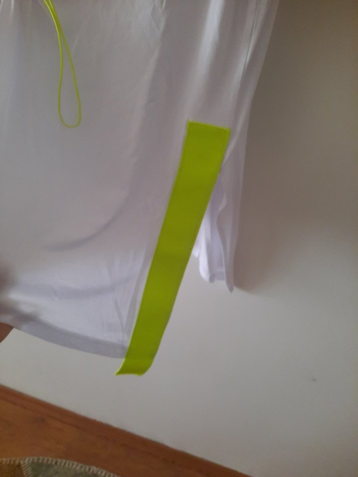 Beyaz Drapeli Kısa Kollu Tişörtü - Görsel 4