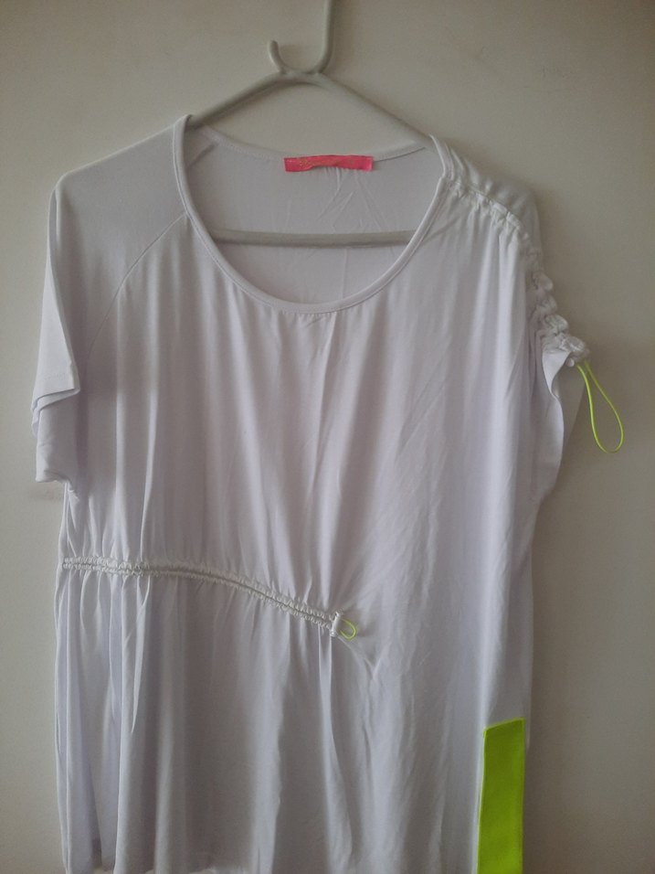 Beyaz Drapeli Kısa Kollu Tişörtü - Görsel 2