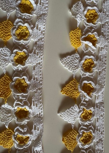 Sarı Beyaz El Örgüsü Havlu Kenarı - Görsel 2