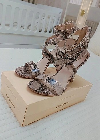 Bej Yılan Derisi Desenli Tokalı Topuklu Ayakkabı