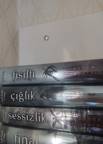 Hush Hush serisi