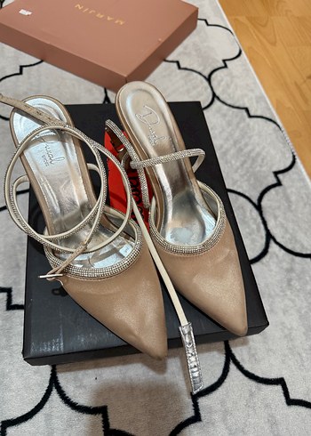 Bej Parlak Yılan Desenli Tokalı Stiletto