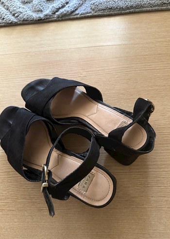 Zara Kadın Siyah Dolgu Topuklu Tokalı Sandalet