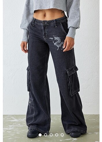 Urban Outfitters ejderha işlemeli y2k kargo pantolon 