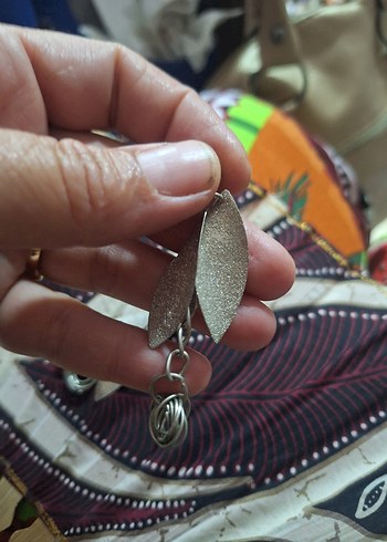 Beden Zincir Detaylı Parlak Bej Uzun Küpe