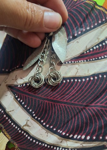 Beden gri Renk Zincir Detaylı Parlak Bej Uzun Küpe