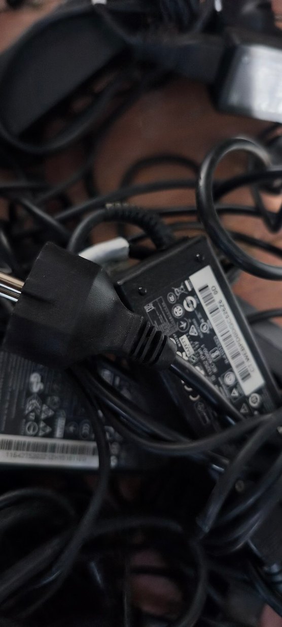 35 adet laptop şarj aleti - Görsel 4