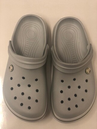 Gri Crocs